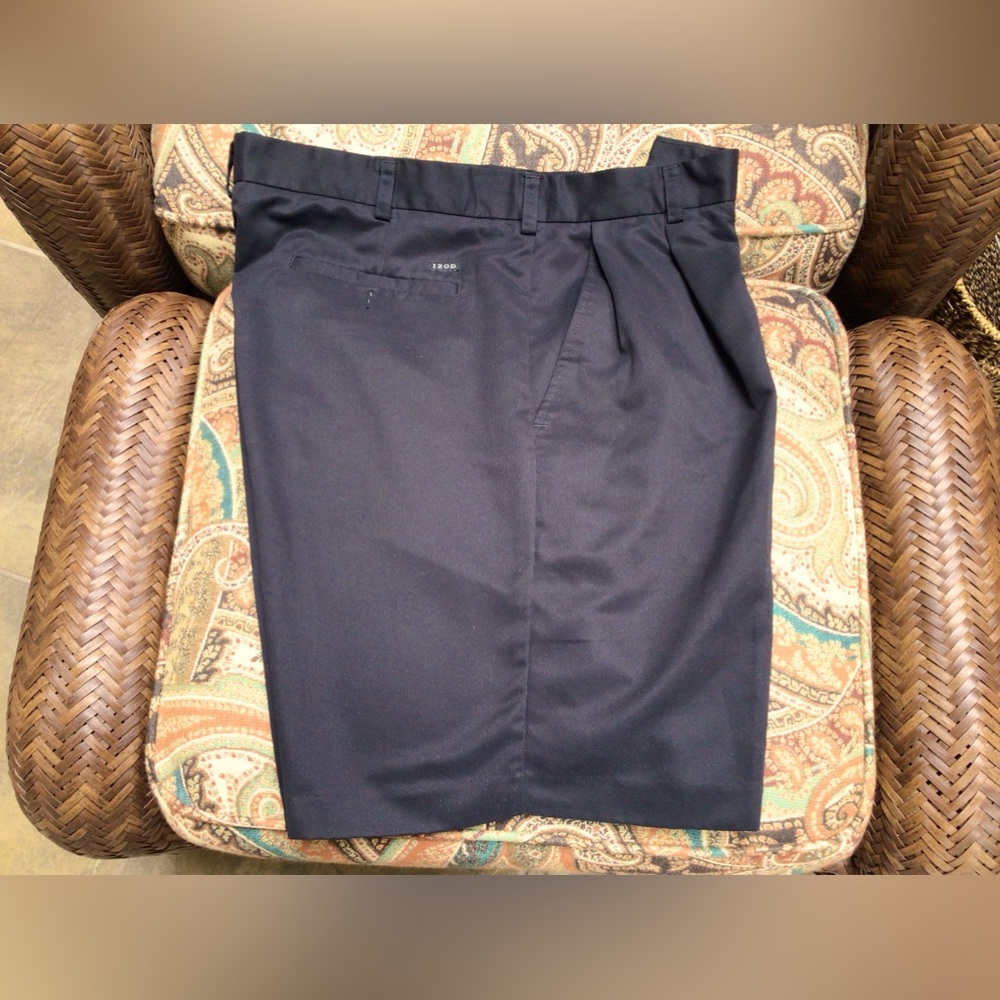 Izod men’s black pleated shorts. EUC.